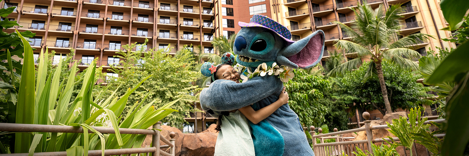 Aulani Stitch Hug